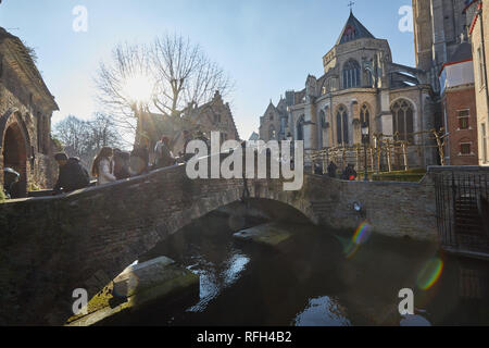 Turisti sul Bonifacius ponte sul canale in Bruges, Belgio Foto Stock