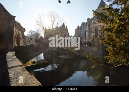 Turisti sul Bonifacius ponte sul canale in Bruges, Belgio Foto Stock