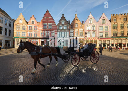 Cavallo e trappole in Markt Square, Bruges usata per prendere i turisti in un tour della città di Bruges, Belgio Foto Stock