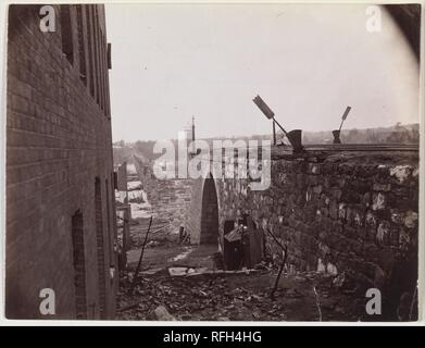 Rovine di Richmond & Pietroburgo ponte ferroviario, Richmond, Virginia. Artista: Alexander Gardner (American, Glasgow, Scozia 1821-1882 Washington D.C.). Dimensioni: Immagine: 16,3 × 21,4 cm (6 7/16 x 8 7/16 in.). Ex attribuzione: precedentemente attribuito a Matteo B. Brady (American, nato in Irlanda, 1823?-1896 New York). Data: ca. 1865. Alexander Gardner, Giovanni Reekie, e altri membri della Gardner's corps di fotografi sono stati il primo documento di Richmond, Virginia, dopo la sua evacuazione dal governo confederato il 2 aprile 1865. Gardner non era stato nel campo con le sue fotocamere dal lasciando G Foto Stock