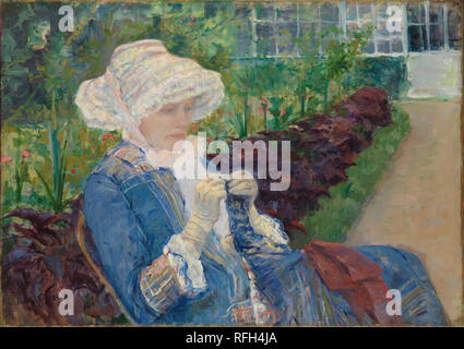 Lydia a crochet in giardino a Marly. Artista: Mary Cassatt (American, Pittsburgh, Pennsylvania 1844-1926 Le Mesnil-Théribus, Oise). Dimensioni: 25 13/16 x 36 7/16 in. (65,6 x 92,6 cm). Data: 1880. Cassatt e la sua famiglia ha trascorso l'estate del 1880 a Marly-le-Roi, a circa dieci miglia a ovest di Parigi. Ignorando il villaggio di luoghi di interesse storico nella sua arte, Cassatt focalizzato invece sull'ambiente domestico. Qui, lei ritratto della sorella maggiore, Lydia, vestiti alla moda e isolati da un giardino murato da qualsiasi moderno-Hurly Burly. Lydia viene assorbita in quella sorta di antico artigianato che era in Foto Stock