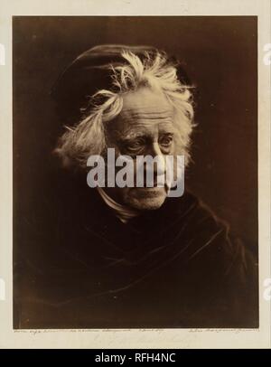 Sir John Herschel. Artista: Julia Margaret Cameron (britannico nato (India), Calcutta 1815-1879 Kalutara, Ceylon). Dimensioni: Immagine: 31,8 x 24,9 cm (12 1/2 x 9 13/16 in.). Montaggio: 39,9 x 32,9 cm (15 11/16 x 12 15/16 in.), angoli tagliati. Data: aprile 1867. Sir John Herschel (1792-1871) era l'Inghilterra vittoriana di scienziato preminente, astronomo e matematico, considerata la parità di Sir Isaac Newton. Cameron ha incontrato lui nel 1836 a Città del Capo, Sud Africa, dove era ricoverato da malattia e che egli è stato per la creazione di grafici delle stelle dell'emisfero meridionale e la registrazione della flora nativa. A pochi anni Foto Stock