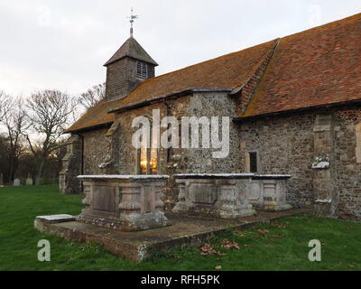 Harty, Kent, Regno Unito. Il 25 gennaio 2019. Regno Unito Meteo: questa sera al tramonto in Harty, Kent. La Chiesa di San Tommaso Apostolo è considerato essere uno di Inghilterra del Chiese più lontane. Il credito: James Bell/Alamy Live News Foto Stock