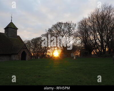 Harty, Kent, Regno Unito. Il 25 gennaio 2019. Regno Unito Meteo: questa sera al tramonto in Harty, Kent. La Chiesa di San Tommaso Apostolo è considerato essere uno di Inghilterra del Chiese più lontane. Il credito: James Bell/Alamy Live News Foto Stock
