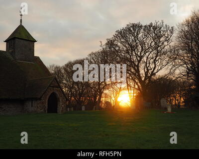 Harty, Kent, Regno Unito. Il 25 gennaio 2019. Regno Unito Meteo: questa sera al tramonto in Harty, Kent. La Chiesa di San Tommaso Apostolo è considerato essere uno di Inghilterra del Chiese più lontane. Il credito: James Bell/Alamy Live News Foto Stock