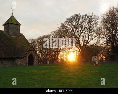 Harty, Kent, Regno Unito. Il 25 gennaio 2019. Regno Unito Meteo: questa sera al tramonto in Harty, Kent. La Chiesa di San Tommaso Apostolo è considerato essere uno di Inghilterra del Chiese più lontane. Il credito: James Bell/Alamy Live News Foto Stock