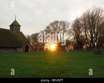 Harty, Kent, Regno Unito. Il 25 gennaio 2019. Regno Unito Meteo: questa sera al tramonto in Harty, Kent. La Chiesa di San Tommaso Apostolo è considerato essere uno di Inghilterra del Chiese più lontane. Il credito: James Bell/Alamy Live News Foto Stock