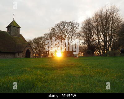 Harty, Kent, Regno Unito. Il 25 gennaio 2019. Regno Unito Meteo: questa sera al tramonto in Harty, Kent. La Chiesa di San Tommaso Apostolo è considerato essere uno di Inghilterra del Chiese più lontane. Il credito: James Bell/Alamy Live News Foto Stock