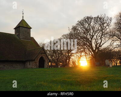 Harty, Kent, Regno Unito. Il 25 gennaio 2019. Regno Unito Meteo: questa sera al tramonto in Harty, Kent. La Chiesa di San Tommaso Apostolo è considerato essere uno di Inghilterra del Chiese più lontane. Il credito: James Bell/Alamy Live News Foto Stock