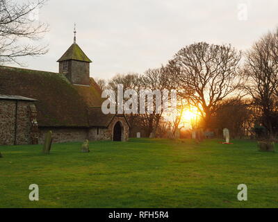 Harty, Kent, Regno Unito. Il 25 gennaio 2019. Regno Unito Meteo: questa sera al tramonto in Harty, Kent. La Chiesa di San Tommaso Apostolo è considerato essere uno di Inghilterra del Chiese più lontane. Il credito: James Bell/Alamy Live News Foto Stock
