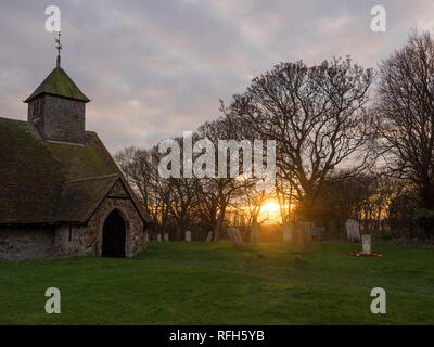 Harty, Kent, Regno Unito. Il 25 gennaio 2019. Regno Unito Meteo: questa sera al tramonto in Harty, Kent. La Chiesa di San Tommaso Apostolo è considerato essere uno di Inghilterra del Chiese più lontane. Il credito: James Bell/Alamy Live News Foto Stock
