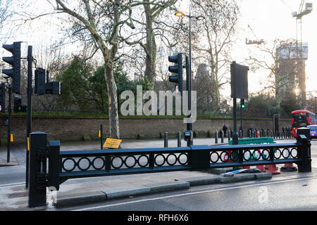 Londra, Regno Unito. Il 25 gennaio 2019. Barriere di sicurezza, noto anche come anti-terrorismo barriere, sulla costituzione collina vicino a Wellington Arch di uno stile molto simili a quelli per i quali è stato annunciato ieri dal Royal Borough of Windsor e Maidenhead sarà installato in Windsor centro città durante l'estate del 2019. Il costo di sostituzione delle attuali barriere temporanee saranno divisi tra la Royal Borough (£942,000), Thames Valley Police (£250.000) e il Royal Collection Trust (£250.000). Credito: Mark Kerrison/Alamy Live News Foto Stock