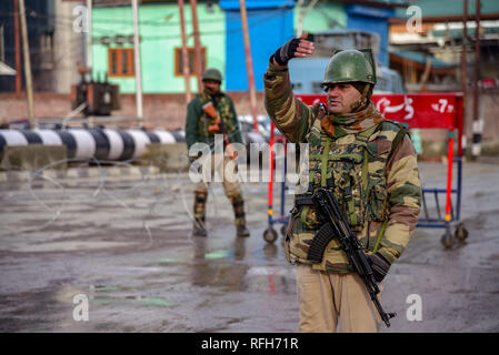 25 gennaio 2019 - Srinagar, Jammu e Kashmir India - Army Men visto in guardia davanti a India del giorno della repubblica a Srinagar.Sicurezza nella valle del Kashmir è stata aumentata davanti a India del settantesimo giorno della Repubblica. Credito: Idrees Abbas SOPA/images/ZUMA filo/Alamy Live News Foto Stock