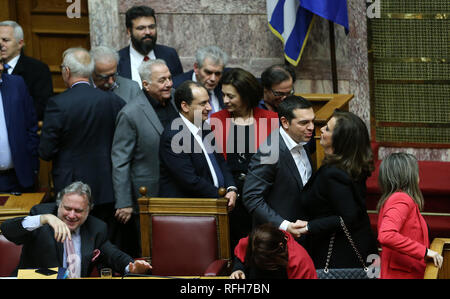 Atene, Grecia. 25 gennaio, 2019. Il Primo Ministro greco, Alexis Tsipras 3 (R) è accolto dopo la votazione su un affare di utilizzare il nome di Macedonia ad Atene, in Grecia, il 25 gennaio, 2019. La Grecia del parlamento ha approvato venerdì storico accordo raggiunto la scorsa estate che risolve un quasi 28-anno-vecchio controversia tra la Grecia e l'ex Repubblica iugoslava di Macedonia (FYROM) sull uso del nome Macedonia. Credito: Marios Lolos/Xinhua/Alamy Live News Foto Stock