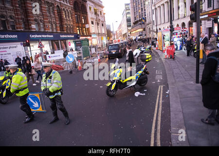 Tottenham Court Road, Londra, Regno Unito. Il 25 gennaio 2018. I tassisti londinesi bloccato Tottenham Court Road per protestare contro i piani per limitare l'accesso lungo la trafficata strada principale. Michael Tubi/Alamy Credito: Michael Tubi/Alamy Live News Foto Stock