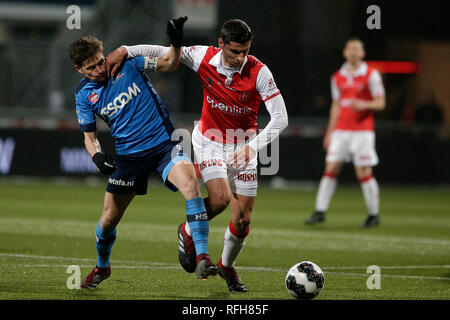 MAASTRICHT- calcio, 25-01-2019, stadio de Geusselt, MVV Maastricht -Helmond Sport, olandese Keuken Kampioen divisie , stagione 2018/2019, risultato finale , Helmond Sport player Tibeau Swinnen (L) e MVV Maastricht player Koen Kostons. Foto Stock