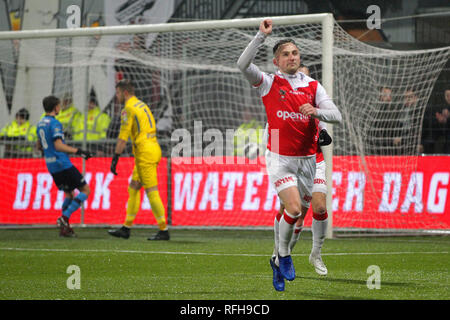 MAASTRICHT- calcio, 25-01-2019, stadio de Geusselt, MVV Maastricht -Helmond Sport, olandese Keuken Kampioen divisie , stagione 2018/2019, risultato finale 3-0, MVV Maastricht player Joeri Schroijen realizzato il 3-0. Foto Stock