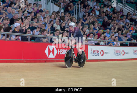 Velodromo di Manchester, Manchester, Regno Unito. 25 gennaio, 2019. HSBC Regno Unito Via Nazionale dei Campionati; femmina 3000m Pursuit, Katie Archibald riconosce la folla dopo aver vinto la medaglia d'oro Credito: Azione Sport Plus/Alamy Live News Foto Stock