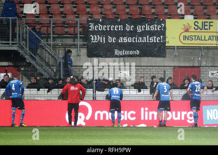 MAASTRICHT- calcio, 25-01-2019, stadio de Geusselt, MVV Maastricht -Helmond Sport, olandese Keuken Kampioen divisie , stagione 2018/2019, risultato finale 3-0, Helmond Sport giocatori parlare con i loro fan dopo il gioco. Foto Stock