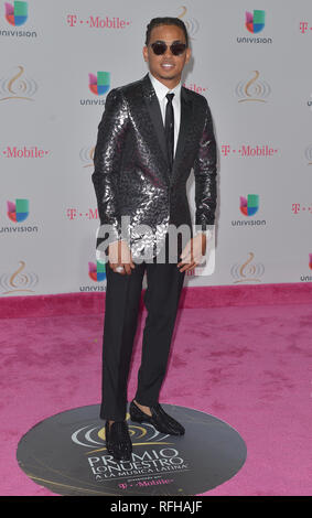 ***FILE FOTO*** Ozuna's avvocato nega la cantante del coinvolgimento in Kevin Fret morte Miami, FL - 23 febbraio: Ozuna assiste Univision La ventinovesima edizione del Premio Lo Nuestro A La Musica Latina all'American Airlines Arena il 23 febbraio 2017 a Miami in Florida. Credito: MPI10/MediaPunch Foto Stock