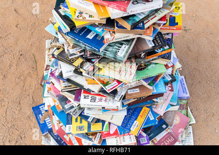 Hyderabad, India. Il 25 gennaio 2019. Pila di libri sul display a Hyderabad Festival letterario in Hyderabad, India.Il festival si svolge dal 25 gennaio al 28, 2019.Credit: Sanjay Borra/Alamy Live News Foto Stock