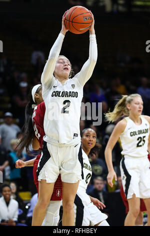 Boulder, CO, Stati Uniti d'America. 25 gennaio, 2019. Colorado Buffaloes guard Alexis Robinson (2) afferra un rimbalzo contro Stanford nel primo semestre al Coors eventi centro di Boulder, CO. Derek Regensburger/CSM/Alamy Live News Foto Stock