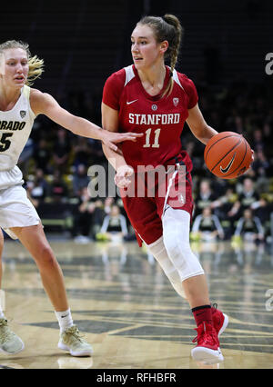 Boulder, CO, Stati Uniti d'America. 25 gennaio, 2019. Stanford Cardinale avanti Alanna Smith (11) è custodito da Colorado Buffaloes avanti Annika Jank (25) nel primo semestre al Coors eventi centro di Boulder, CO. Derek Regensburger/CSM/Alamy Live News Foto Stock