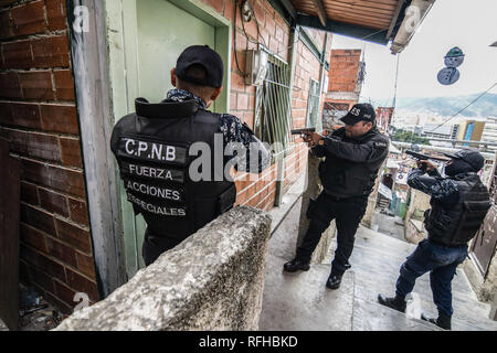 Caracas, Venezuela. 25 gennaio, 2019. Membri della Bolivariana Polizia nazionale delle forze speciali (''˜FAES' in spagnolo) visto prendere posizione durante un raid della polizia operazione contro gruppi criminali a Petare baraccopoli di Caracas. Credito: Roman Camacho/SOPA Immagini/ZUMA filo/Alamy Live News Foto Stock