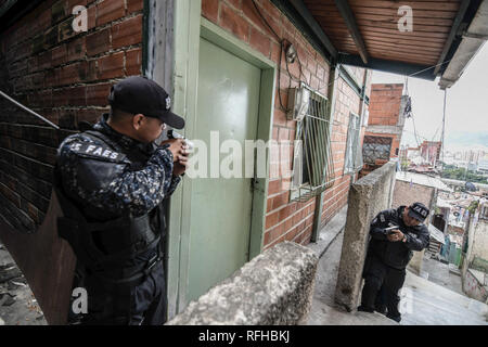 Caracas, Venezuela. 25 gennaio, 2019. Membri della Bolivariana Polizia nazionale delle forze speciali (''˜FAES' in spagnolo) visto prendere posizione durante un raid della polizia operazione contro gruppi criminali a Petare baraccopoli di Caracas. Credito: Roman Camacho/SOPA Immagini/ZUMA filo/Alamy Live News Foto Stock