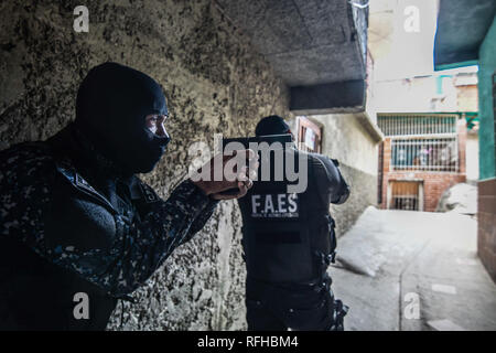 Caracas, Venezuela. 25 gennaio, 2019. Membri della Bolivariana Polizia nazionale delle forze speciali (''˜FAES' in spagnolo) visto prendere posizione durante un raid della polizia operazione contro gruppi criminali a Petare baraccopoli di Caracas. Credito: Roman Camacho/SOPA Immagini/ZUMA filo/Alamy Live News Foto Stock