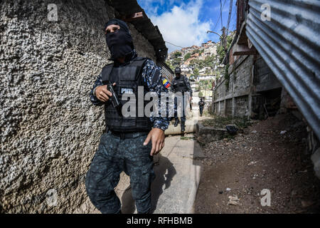 Caracas, Venezuela. 25 gennaio, 2019. Membri della Bolivariana Polizia nazionale delle forze speciali (''˜FAES' in spagnolo) visto prendere posizione durante un raid della polizia operazione contro gruppi criminali a Petare baraccopoli di Caracas. Credito: Roman Camacho/SOPA Immagini/ZUMA filo/Alamy Live News Foto Stock