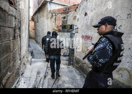 Caracas, Venezuela. 25 gennaio, 2019. Membri della Bolivariana Polizia nazionale delle forze speciali (''˜FAES' in spagnolo) visto prendere posizione durante un raid della polizia operazione contro gruppi criminali a Petare baraccopoli di Caracas. Credito: Roman Camacho/SOPA Immagini/ZUMA filo/Alamy Live News Foto Stock