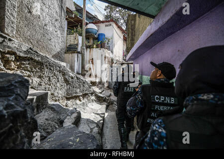 Caracas, Venezuela. 25 gennaio, 2019. Membri della Bolivariana Polizia nazionale delle forze speciali (''˜FAES' in spagnolo) visto prendere posizione durante un raid della polizia operazione contro gruppi criminali a Petare baraccopoli di Caracas. Credito: Roman Camacho/SOPA Immagini/ZUMA filo/Alamy Live News Foto Stock