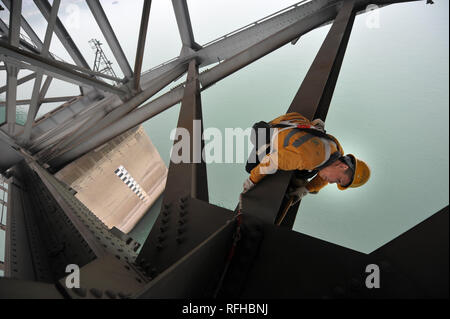 Yichang, la Cina della provincia di Hubei. 24 gen 2019. Ispettore Huang Xiaoli controlla la situazione di Zhicheng il Ponte sul Fiume Yangtze in Yichang, centrale cinese della provincia di Hubei, Gennaio 24, 2019. Ispezioni di sicurezza sono state rafforzate per un trasporto sicuro durante il Festival di Primavera di viaggio rush. Credito: Peng Qi/Xinhua/Alamy Live News Foto Stock