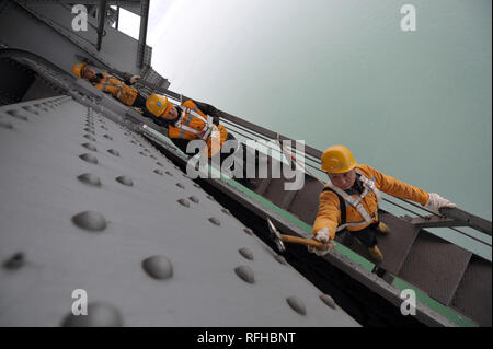 Yichang, la Cina della provincia di Hubei. 24 gen 2019. Ispettore Huang Xiaoli (anteriore) controlla la situazione di Zhicheng il Ponte sul Fiume Yangtze in Yichang, centrale cinese della provincia di Hubei, Gennaio 24, 2019. Ispezioni di sicurezza sono state rafforzate per un trasporto sicuro durante il Festival di Primavera di viaggio rush. Credito: Peng Qi/Xinhua/Alamy Live News Foto Stock