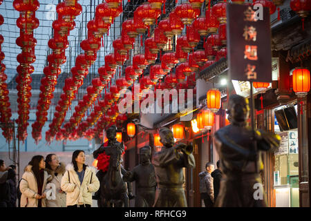 Nanjing, Cina. Il 25 gennaio 2019. La gente a piedi sotto il Festival di Primavera di decorazioni a Fuzimiao, o il Tempio di Confucio, in Nanjing, a est della capitale cinese della provincia di Jiangsu, 25 gennaio, 2019. Il Festival di Primavera, o il nuovo anno lunare cinese cade il 5 febbraio di quest'anno. Credito: Xinhua/Alamy Live News Foto Stock