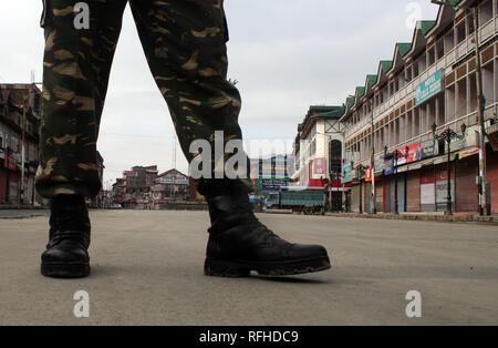 Srinagar Kashmir. Il 26 gennaio 2019. Un.indiano militare Par sta di guardia deserto hub commerciale ,durante il Indias70th il giorno della Repubblica celebrazioni. I separatisti avevano chiamato per rispetto del 'giorno nero' su gennaio.La vita normale è stata colpita nel Kashmir sabato a causa di uno sciopero. Credito: sofi suhail/Alamy Live News Foto Stock