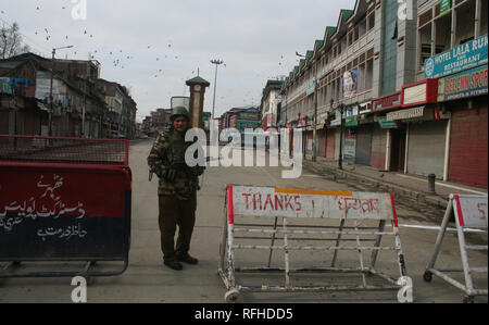 Srinagar Kashmir. Il 26 gennaio 2019. Un.indiano militare Par sta di guardia deserto hub commerciale ,durante il Indias70th il giorno della Repubblica celebrazioni. I separatisti avevano chiamato per rispetto del 'giorno nero' su gennaio.La vita normale è stata colpita nel Kashmir sabato a causa di uno sciopero. Credito: sofi suhail/Alamy Live News Foto Stock