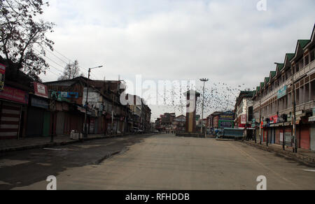 Srinagar Kashmir. Il 26 gennaio 2019. Indiano militare Par sta di guardia deserto hub commerciale ,durante il Indias70th il giorno della Repubblica celebrazioni. I separatisti avevano chiamato per rispetto del 'giorno nero' su gennaio.La vita normale è stata colpita nel Kashmir sabato a causa di uno sciopero. Credito: sofi suhail/Alamy Live News Foto Stock