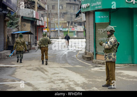 Srinagar Kashmir. Il 26 gennaio 2019. Esercito indiano visto gli uomini di guardia sulle deserte le strade di Srinagar durante le restrizioni alla vigilia dell India del settantesimo giorno della Repubblica.competenti impongono delle restrizioni in molte parti di Srinagar alla vigilia dell India del settantesimo giorno della Repubblica. Migliaia di indiani le forze sono state distribuite in tutta la valle del Kashmir come gruppi separatisti hanno pubblicato un invito ad osservare il 26 gennaio come una giornata nera. Nel frattempo i servizi Internet mobili sono state scattate in tutta la valle. Credito: Idrees Abbas SOPA/images/ZUMA filo/Alamy Live News Foto Stock