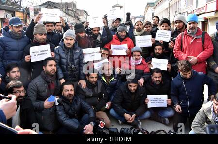 Srinagar Kashmir. Il 26 gennaio 2019. I giornalisti del Kashmir tenere cartelloni durante una manifestazione di protesta. Decine di giornalisti hanno marciato in segno di protesta dopo competenti bloccate almeno una mezza dozzina di giornalisti di entrare nella sede di India Repubblica della parata del giorno nelle principali città. Credito: sofi suhail/Alamy Live News Foto Stock