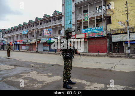 Srinagar Kashmir. Il 26 gennaio 2019. Un esercito indiano uomo visto la guardia sulle deserte le strade di Srinagar durante le restrizioni alla vigilia dell India del settantesimo giorno della Repubblica.competenti impongono delle restrizioni in molte parti di Srinagar alla vigilia dell India del settantesimo giorno della Repubblica. Migliaia di indiani le forze sono state distribuite in tutta la valle del Kashmir come gruppi separatisti hanno pubblicato un invito ad osservare il 26 gennaio come una giornata nera. Nel frattempo i servizi Internet mobili sono state scattate in tutta la valle. Credito: Idrees Abbas SOPA/images/ZUMA filo/Alamy Live News Foto Stock