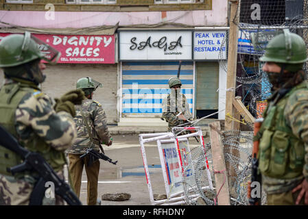 Srinagar Kashmir. Il 26 gennaio 2019. Esercito indiano visto gli uomini di guardia lungo barricate durante le restrizioni alla vigilia dell India del settantesimo giorno della repubblica a Srinagar.competenti impongono delle restrizioni in molte parti di Srinagar alla vigilia dell India del settantesimo giorno della Repubblica. Migliaia di indiani le forze sono state distribuite in tutta la valle del Kashmir come gruppi separatisti hanno pubblicato un invito ad osservare il 26 gennaio come una giornata nera. Nel frattempo i servizi Internet mobili sono state scattate in tutta la valle. Credito: Idrees Abbas SOPA/images/ZUMA filo/Alamy Live News Foto Stock