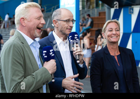 Melbourne, Australia. 26 gen, 2019. Tennis: Grand Slam, Australia Open. Boris Becker (l-r), capo di tennis maschile del Deutscher Tennis-Bund, Eurosport presenter Matthias Stach e Barbara Rittner, testa del tennis femminile del Deutscher Tennis-Bund, chat nella parte anteriore della fotocamera nella parte anteriore del finale donne. Credito: Frank Molter/dpa/Alamy Live News Foto Stock