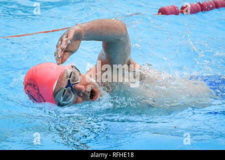 Tooting Bec, LONDRA, REGNO UNITO, 26 gen 2019. Un concorrente durante la gara. 8 IL REGNO UNITO DI ACQUA FREDDA Nuoto Campionati al via a Tooting Bec Lido nel sud di Londra. Oltre 700 nuotatori e campionatori a immersione in varie categorie sono applauditi dalla folla, compresi 30 yard tradizionale 'head-up' rana, 30m ghiaccio volare, 90m freestyle dash e la grande "Splash' Crisi carità jump-in con oltre 70 hardy campionatori a immersione, in aiuto dei senzatetto di carità. gradi. Credito: Imageplotter News e sport/Alamy Live News Foto Stock