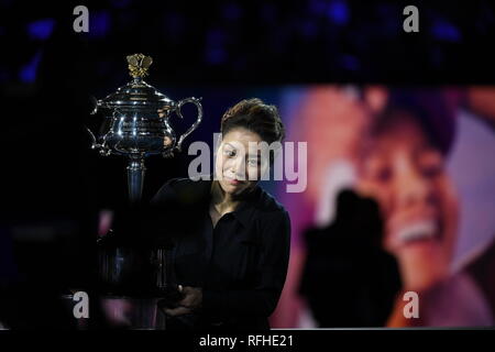 Melbourne, Australia. 26 gen, 2019. Li Na della Cina presenta il Daphne Akhurst Memorial Cup in occasione di una cerimonia che si terrà prima della singolare femminile partita finale tra Naomi di Osaka in Giappone e Petra KVITOVA della Repubblica ceca a 2019 Australian Open a Melbourne, Australia, Gennaio 26, 2019. Credito: Lui Siu Wai/Xinhua/Alamy Live News Foto Stock