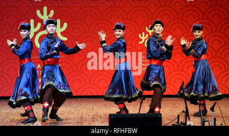 New Delhi, India. 25 gennaio, 2019. Danzatori provenienti dal nord della Cina di Mongolia Interna Regione Autonoma eseguire durante il Capodanno cinese a New Delhi, India, 25 gennaio, 2019. Credito: Zhang Naijie/Xinhua/Alamy Live News Foto Stock