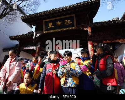 Nanjing, cinese della provincia di Jiangsu. 26 gen, 2019. Bambini visitano una cultura folk festival in Nanjing, a est della capitale cinese della provincia di Jiangsu, Gennaio 26, 2019. Credito: Sun può/Xinhua/Alamy Live News Foto Stock