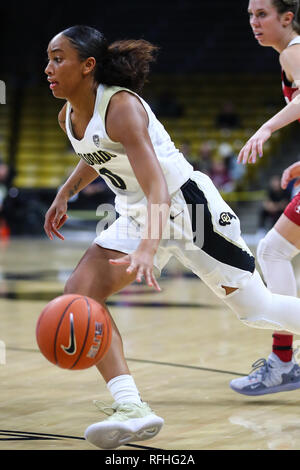 Boulder, CO, Stati Uniti d'America. 25 gennaio, 2019. Colorado Buffaloes guard Quinessa Caylao-Do (0) aziona la baseline contro Stanford nella seconda metà a Coors eventi centro di Boulder, CO. Derek Regensburger/CSM/Alamy Live News Foto Stock