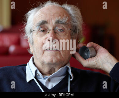 Amburgo, Germania. 29 Nov, 2011. Il compositore francese e vincitore del premio Academy Award Michel Legrand fornisce un'intervista all'Stifterlounge dell'Opera di Amburgo ad Amburgo, Germania, 29 novembre 2011. Da Hollywood a Amburgo: Legrand ha già ricevuto tre premi Oscar per il suo film musica, ora il 79-anno-vecchio ha scritto musica per un balletto. Credito: Georg Wendt | in tutto il mondo di utilizzo/dpa/Alamy Live News Foto Stock